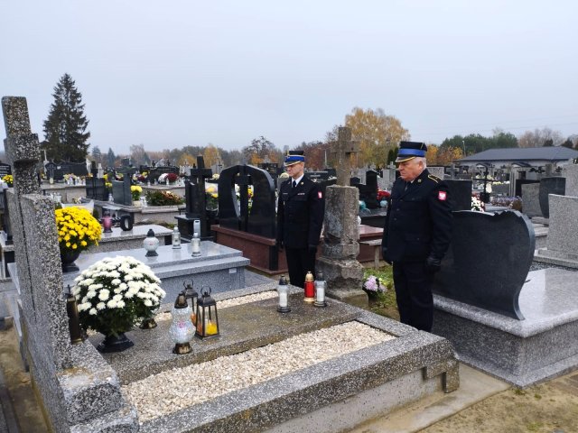 Przasnyscy Strażacy odwiedzili groby swoich kolegów i koleżanek
